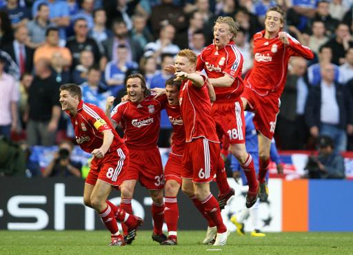 球星带球突破造成杀伤，全场欢呼（球星强突撕裂防线，引爆全场欢呼）