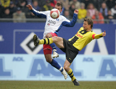 前锋连续两轮破门，全队士气高涨（前锋连场建功，球队士气飙升）