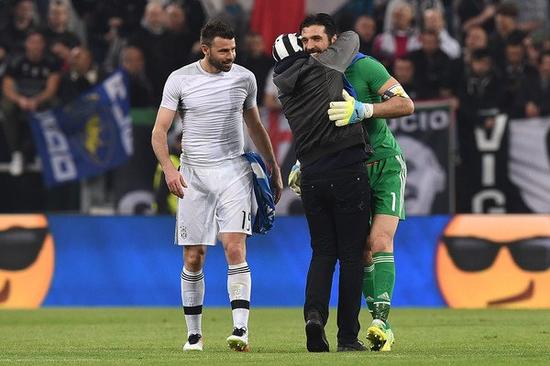 话题｜萨拉赫无缘欧冠名单 离开利物浦倒计时？（热议｜萨拉赫落选欧冠名单 距离告别利物浦还有多远？）