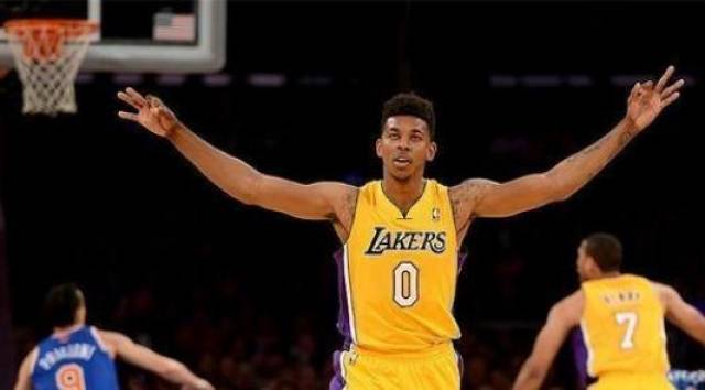 仅相隔3年，菲利佩以球员和主帅身份代表弗拉门戈两夺解放者杯（三年内，菲利佩先球员后主帅，携弗拉门戈两度称雄解放者杯）