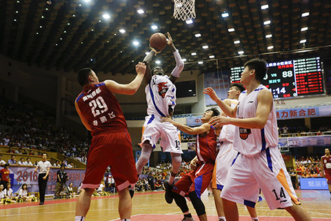 普拉蒂尼等尤文传奇与一线队见面，并参观海瑟尔惨案纪念碑（普拉蒂尼等尤文名宿与一线队会面，赴海瑟尔惨案纪念碑致敬）