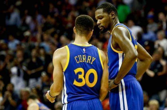 足球是朋友、梦想与人生的瞬间🔴⚫️⚽️（绿茵承载友谊与梦想，定格人生每一瞬🔴⚫️⚽️）