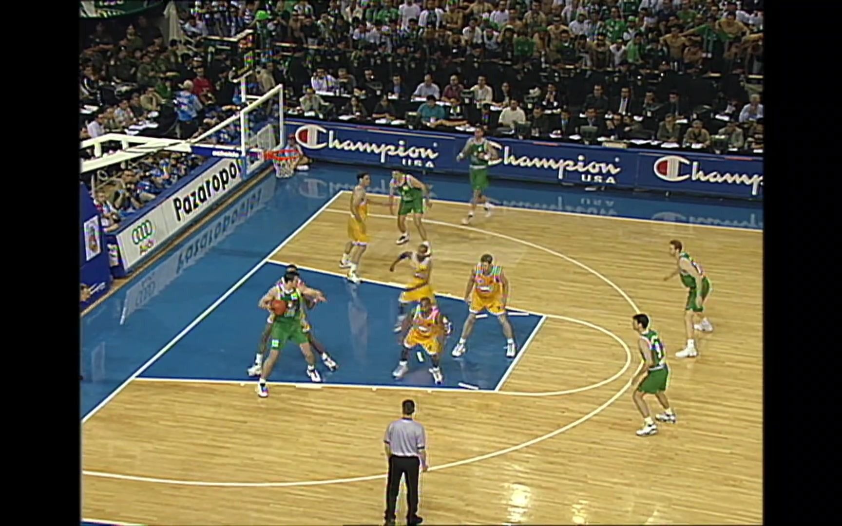 球队在客场打出稳定表现，士气高涨（客场表现稳健，士气正盛）